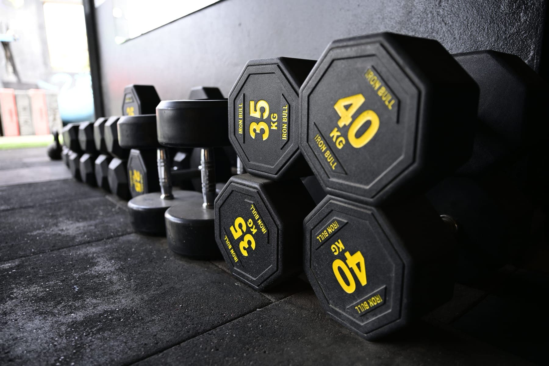 Rack d’haltères hexagonaux Iron Bull alignés jusqu’à 40 kg