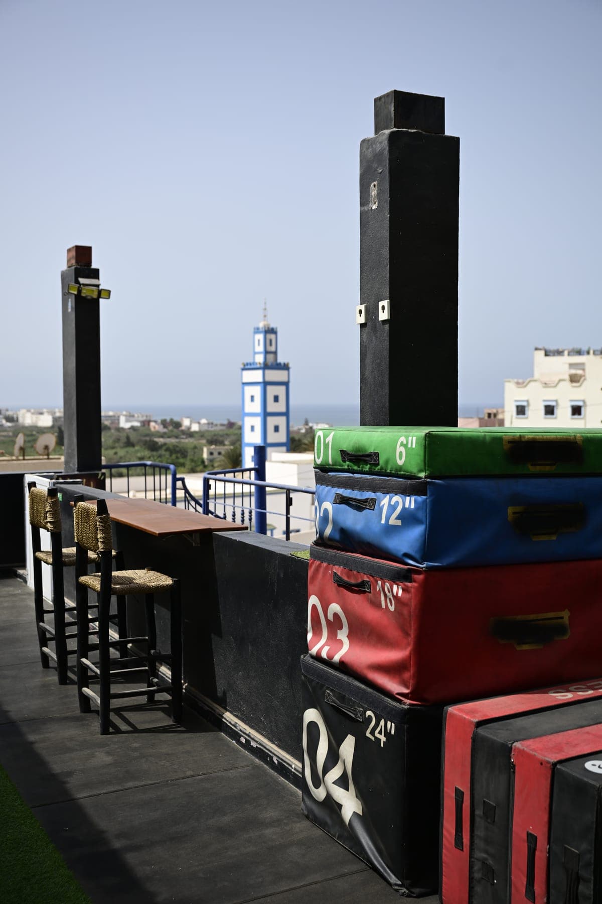 Jumping boxes et mange-debout sur le rooftop, minaret de Tamraght et Atlantique en arrière-plan